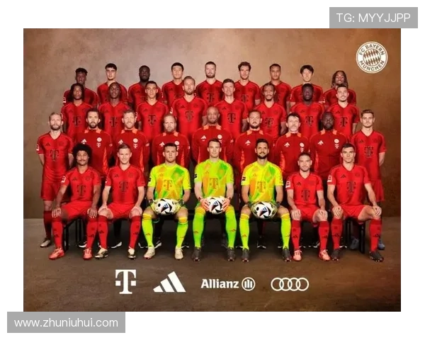 拜仁首发合影杰克逊头顶最抢镜网友调侃仿佛自带增高特效